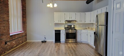 Building Photo - 470 Silver St