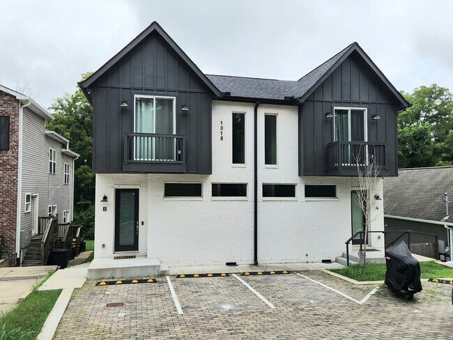 Building Photo - LIKE NEW 2BR/2.5BA townhouse in The Nation...