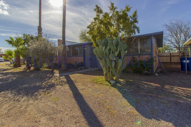 Building Photo - 2 Bed Duplex, REMODELED