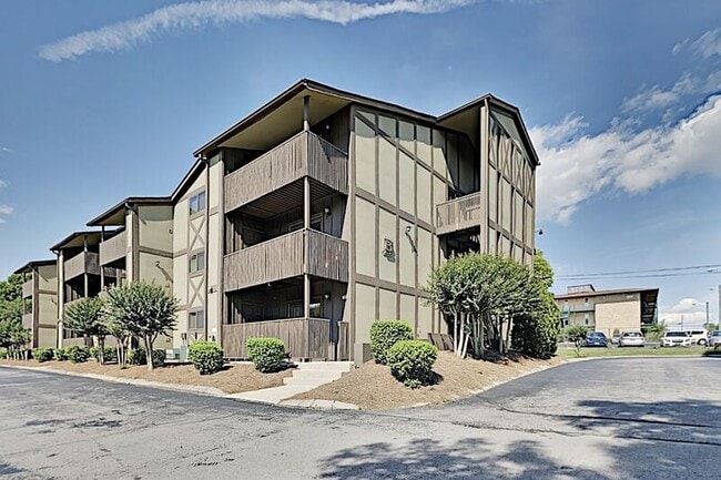 Building Photo - 525 N Dupont Ave