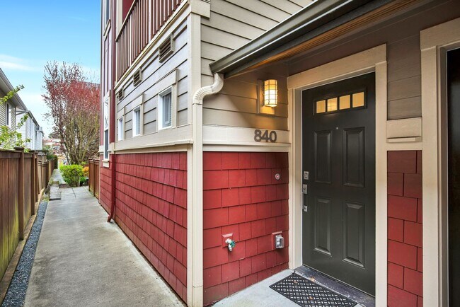 Foto del edificio - Efficient and Updated Townhouse Ready for Move-in!