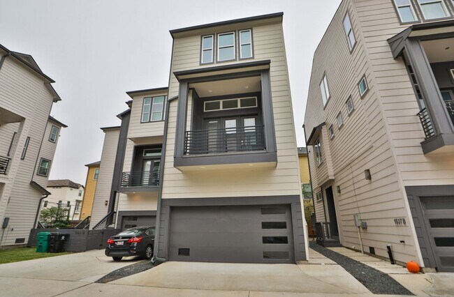 Photo - For Lease | 3 Bed, 2 Bath | 2,139 Sq Ft | Greater Heights | House