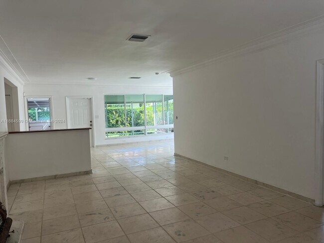 Foto del edificio - 5361 N Bay Rd