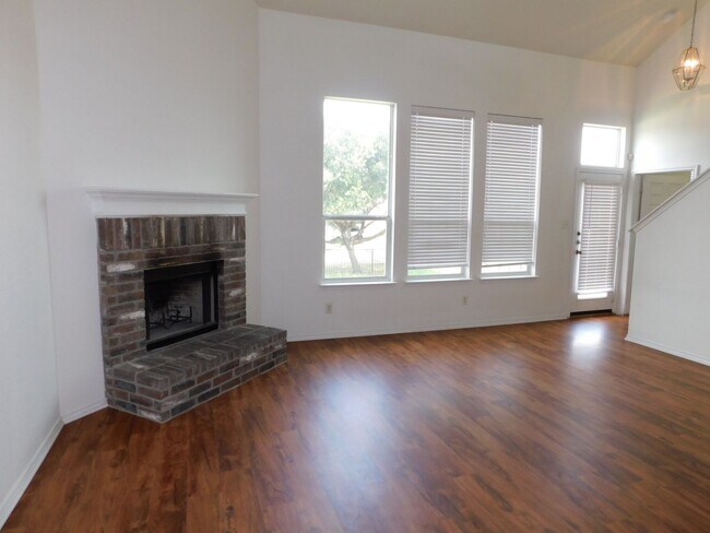 Foto del edificio - Large 4 bed house with master downstairs and 2 car garage on a cul- de-sac. Golf course community...