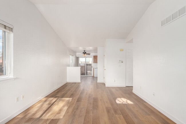 Foto del edificio - 3249 Madison St