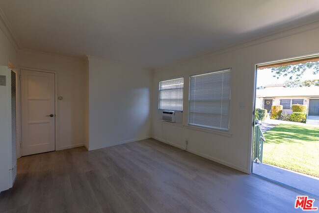 Foto del edificio - 1940 S Robertson Blvd