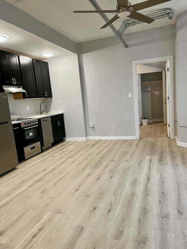 Building Photo - 1348 W Hood Ave