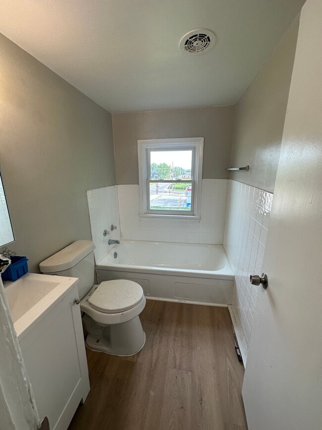 Building Photo - 1185 E 123rd St