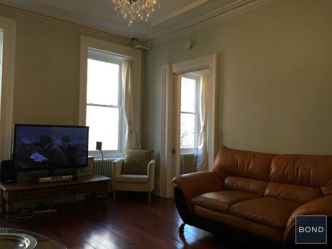 Building Photo - 320 E 77th St