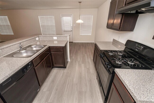 Foto del edificio - 5822 Northern Oak St