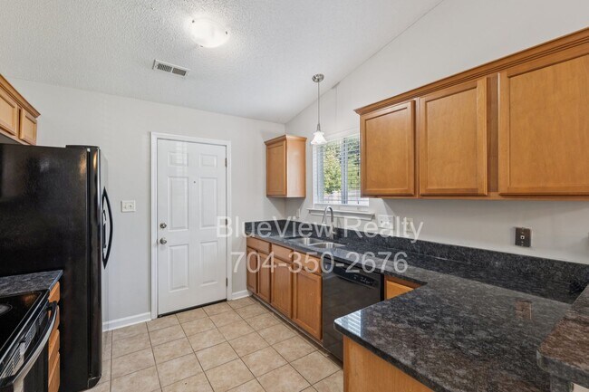 Building Photo - Beautiful 1 story house 3 bed 2 bath and 1 car garage
