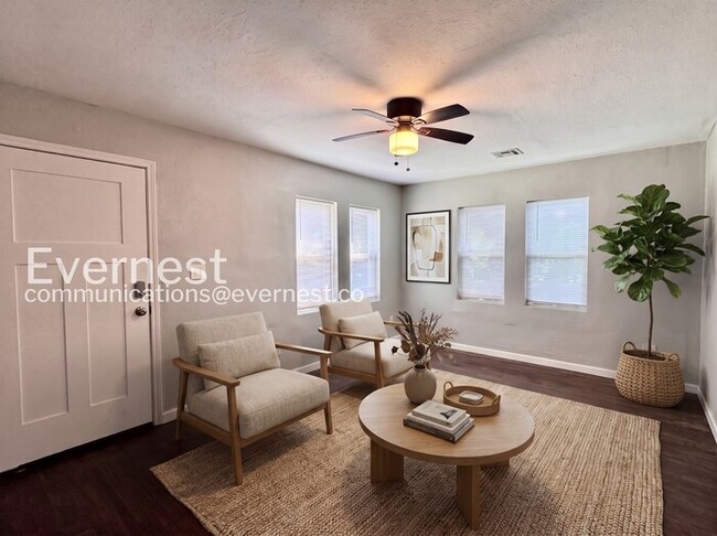 Foto del edificio - 2 Bed/1 Bath Townhome with Off-Street Parking / Pet-Friendly / Available Now!