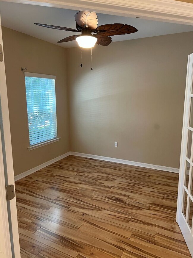 Foto del edificio - Gorgeous Updated  3 bedroom 2 bath with st...