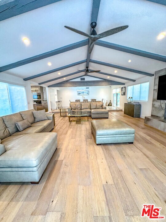 Foto principal - 4660 Burgundy Rd