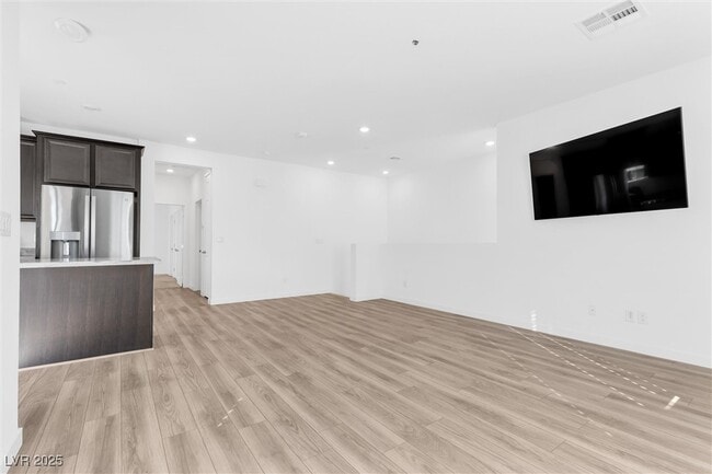 Building Photo - 5730 Sky Pointe Dr