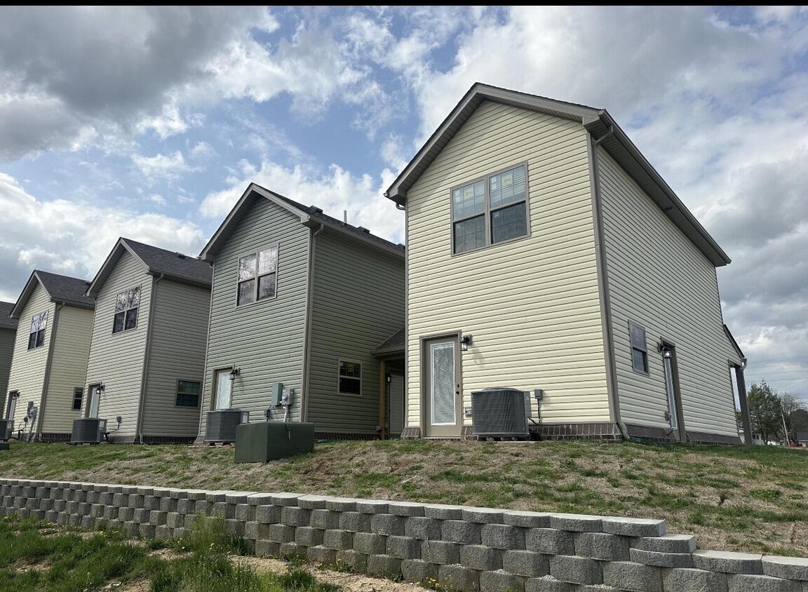 Building Photo - 145 Harvest Pk Dr