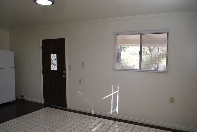 Building Photo - 831
