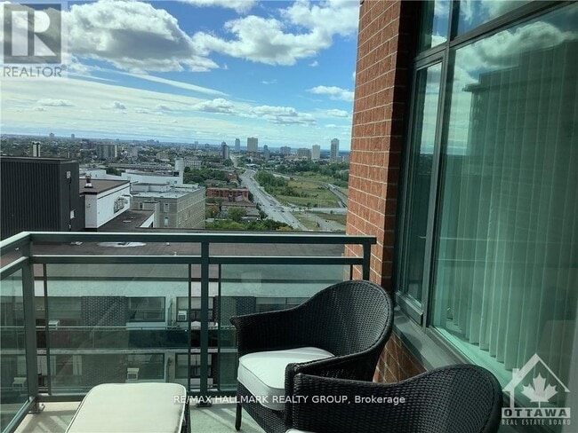 Building Photo - 570 Laurier Ave W