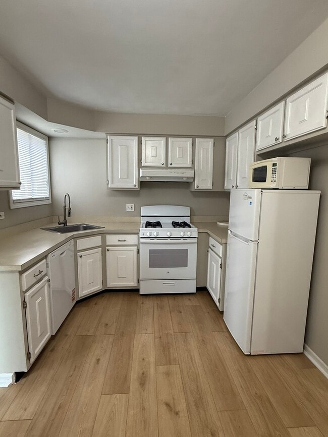 Building Photo - 8332 Oak Leaf Dr
