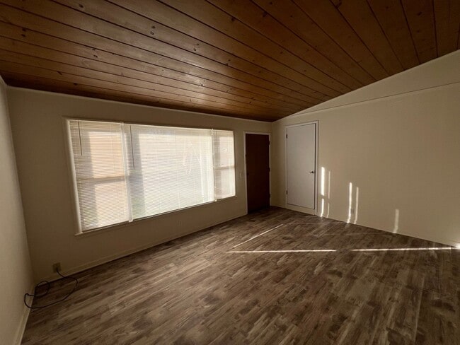 Building Photo - 4268-3t - 465/467 NE Baker