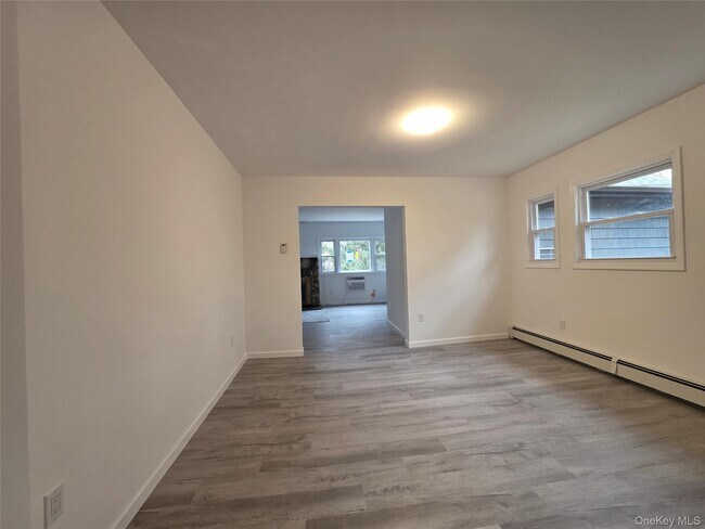 Foto del edificio - 200 Deforest Rd