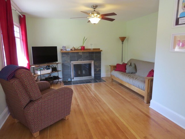 Building Photo - 3 br, 1 bath House - 270 E. Hereford St.