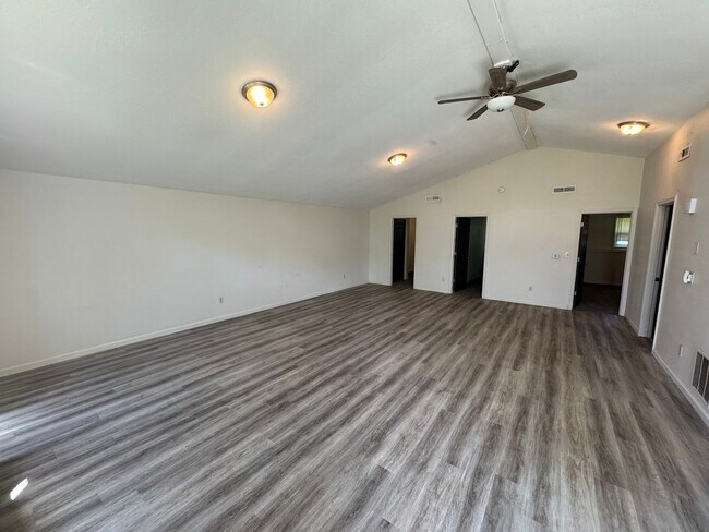Foto del edificio - $1000- 3 bed 1 bath - Single Family Home