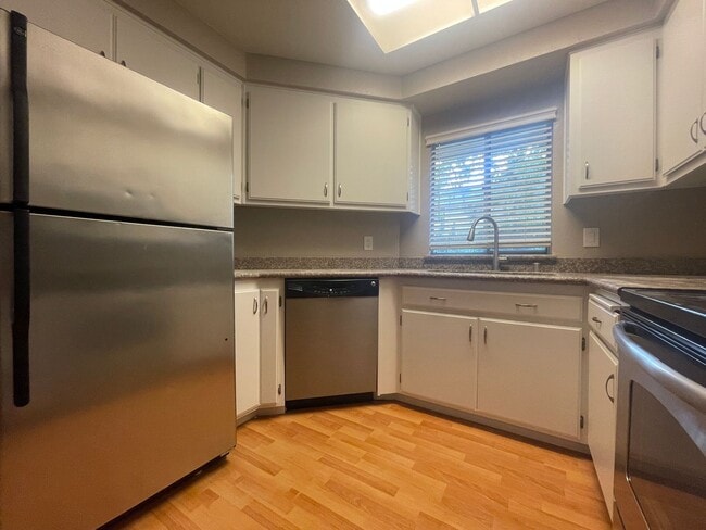 Foto del edificio - Remodeled 2 Bedroom 2 Bath Condo in Park-like Cedar Gables Community!