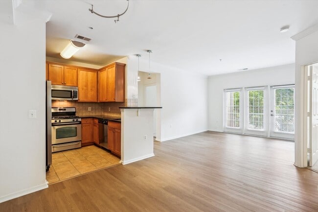 Building Photo - FRESH & READY! 2BD/2BA Next to METRO with ...