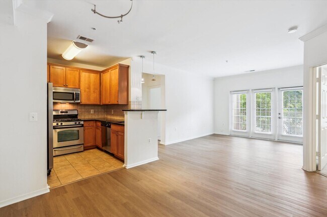 Foto del edificio - FRESH & READY! 2BD/2BA Next to METRO with ...