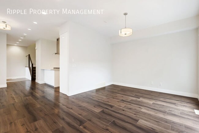 Building Photo - LUXURIOUS 3 BEDS/ 3.5 BATHS TOWNHOUSE WITH...