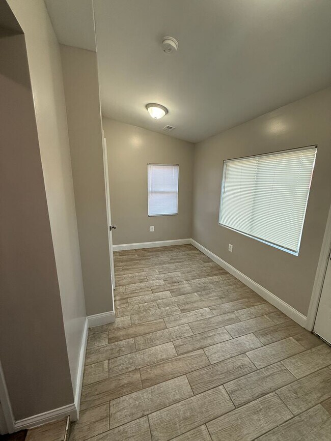 Foto del edificio - 312 Burbank St SE