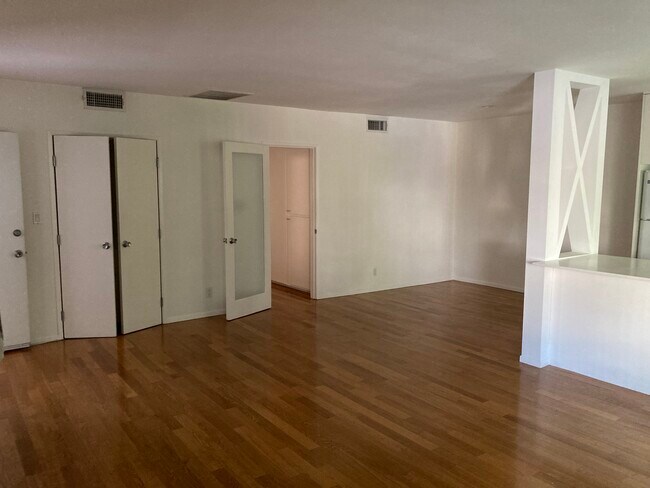 Building Photo - 1346 N Laurel Ave