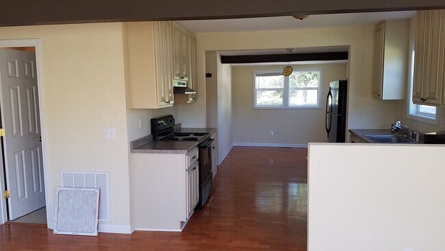 Building Photo - Central Hampstead Cottage