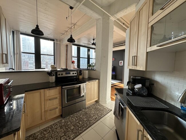 Photo - bedroom in Chicago IL 60605 Apartment