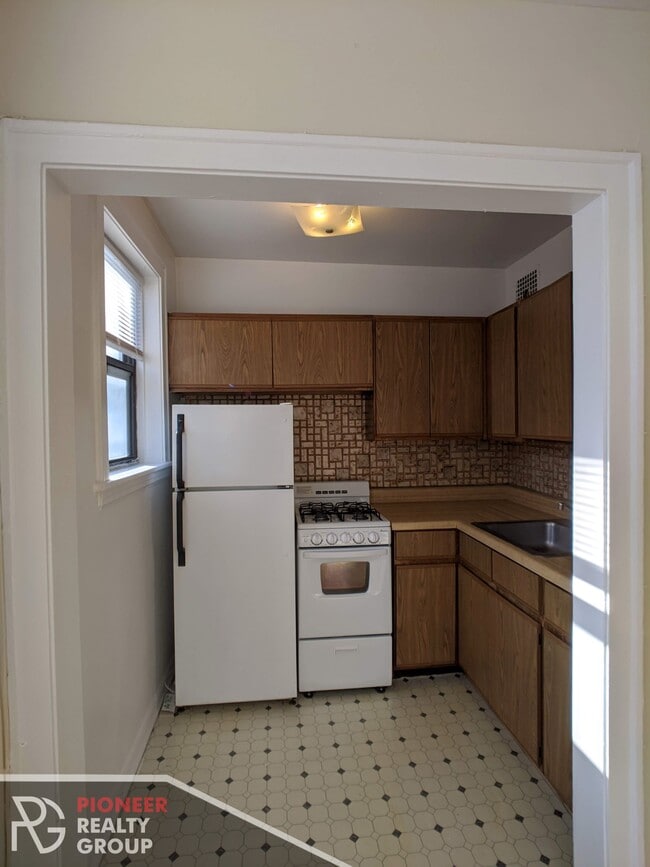 Building Photo - 739 W Belmont Ave