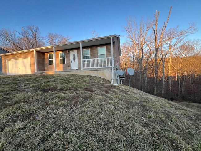 Building Photo - 3 Bedroom 2 bath 2 car garage house