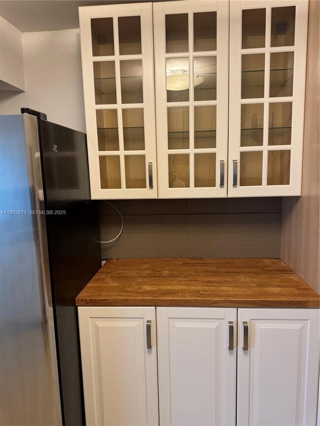 Foto del edificio - 9500 W Bay Harbor Dr