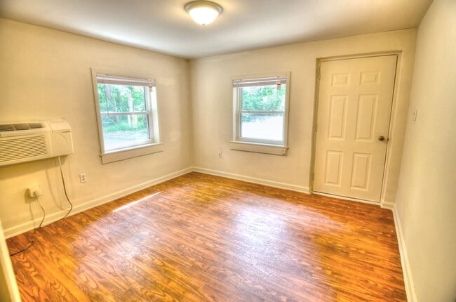 Affordable 2 Bedroom/1 Bathroom Near Southern Village! - Affordable 2 Bedroom/1 Bathroom Near Southern Village! Apartment