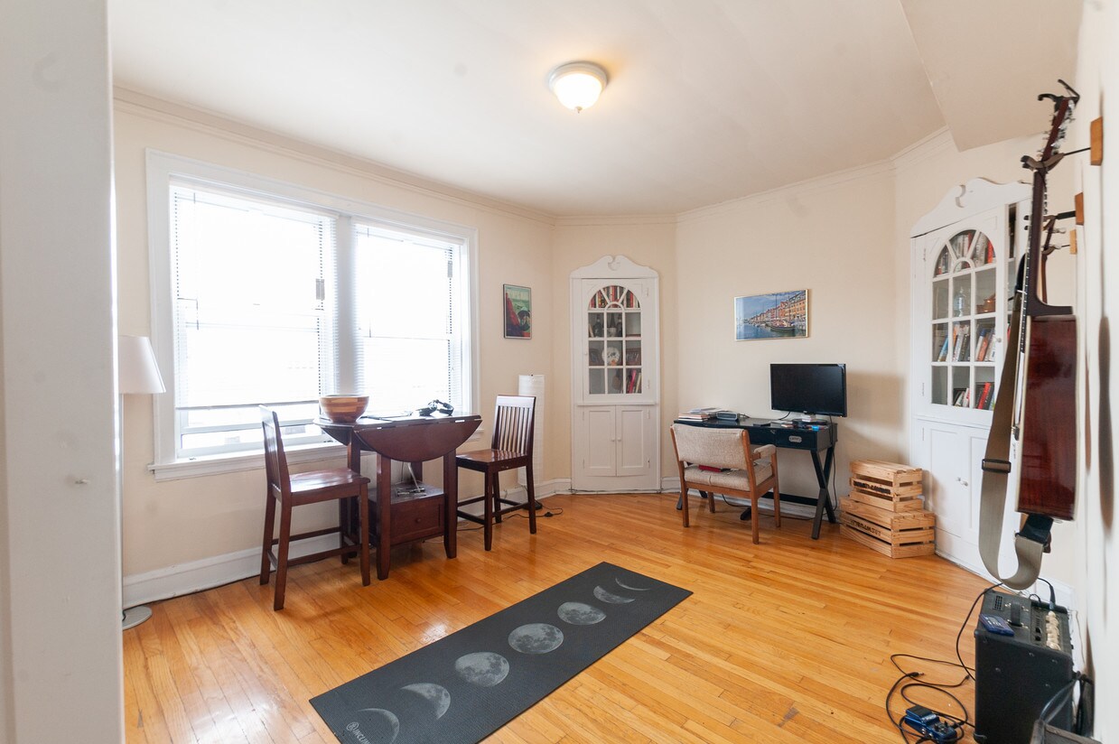 Primary Photo - 4747 N Damen Ave