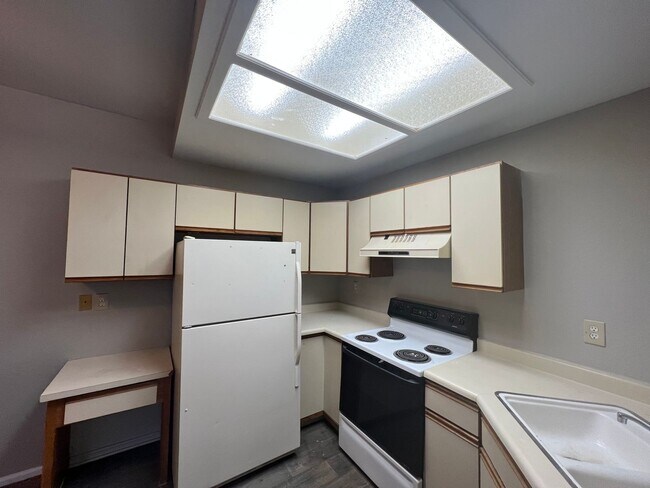 Building Photo - 1 Bed 1.5 Bath Townhome in Aurora!