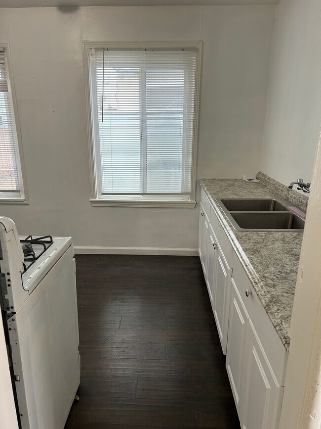 Foto del edificio - One Bedroom Near Downtown Hayward