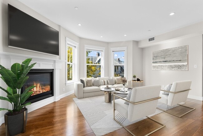 Building Photo - 22 Chickatawbut St