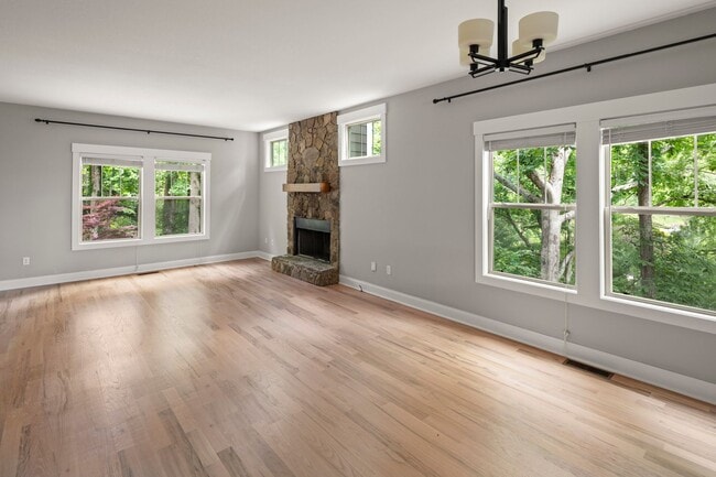 Building Photo - Beautiful Beaverdam Home