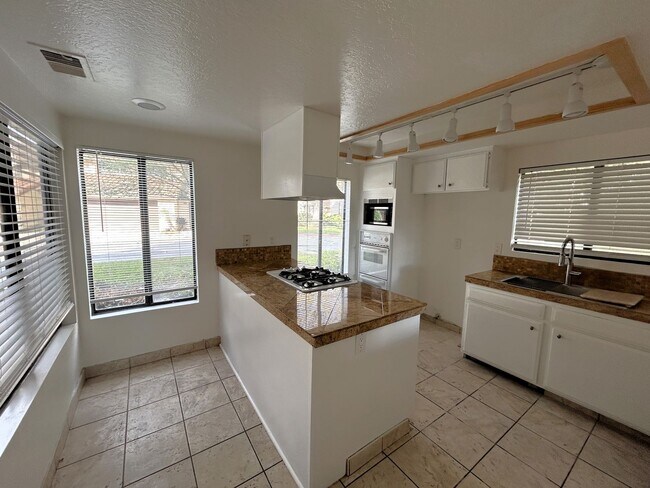 Foto del edificio - Le Blan Way  Riverside, Ca  (3 Bed, 2.5 Bath)