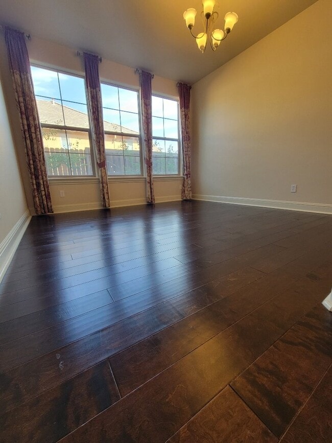 Building Photo - Beautiful 5 bedroom home in Empire Ranch