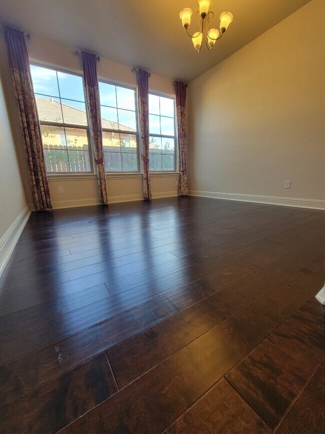 Foto del edificio - Beautiful 5 bedroom home in Empire Ranch
