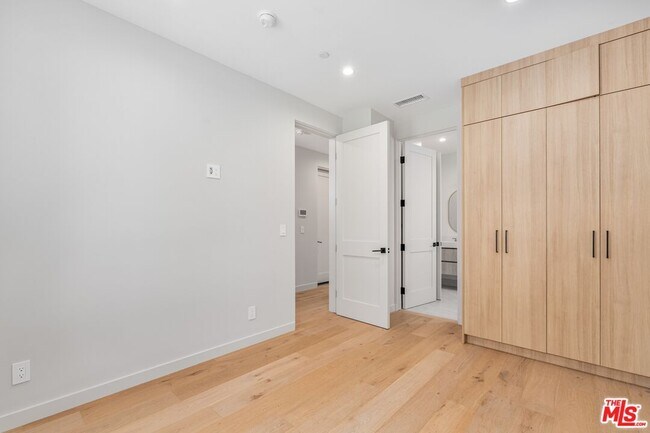 Foto del edificio - 4647 Morse Ave