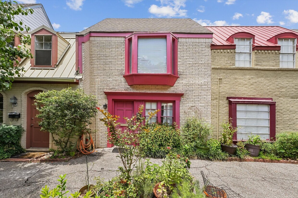Foto principal - Updated 2-Bed, 2.5-Bath Condo in Sought-Af...