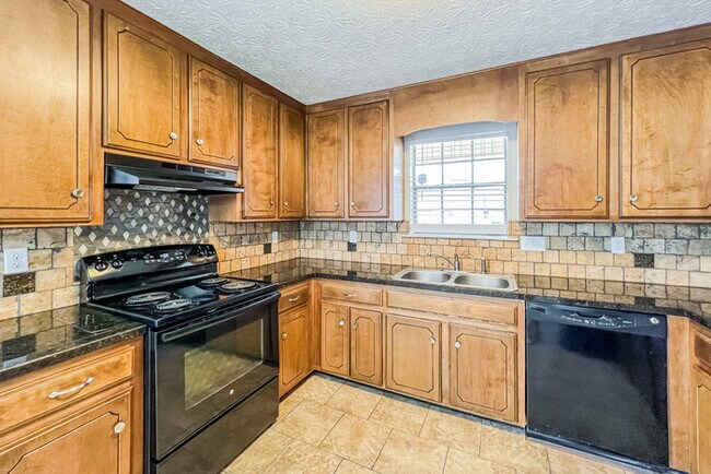 Building Photo - Charming 3 Bedroom with Great Backyard!